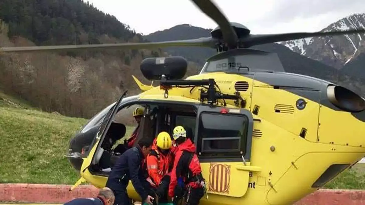 Helicòpter de bombers en un rescat