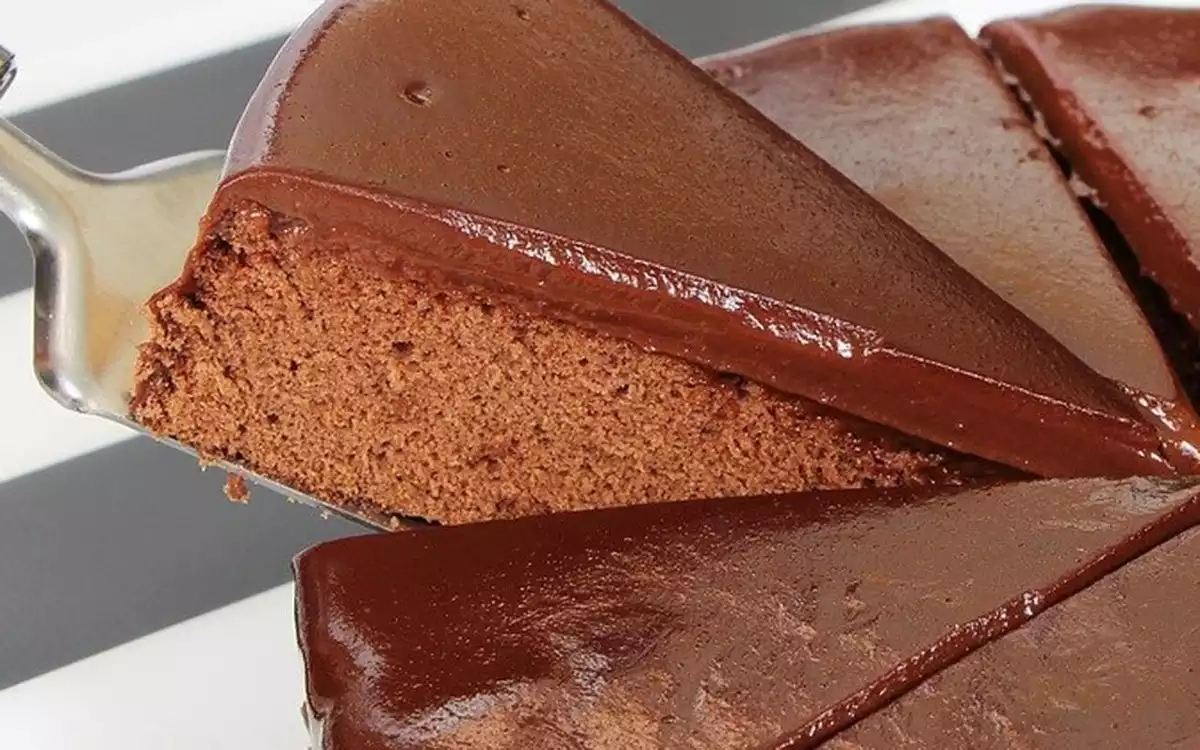 Imatge d'un pastís de xocolata dividit en trossos de dimensió igual el 9 de febrer de 2020