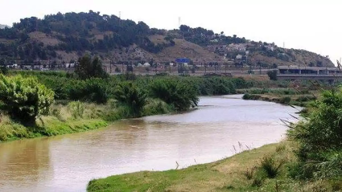 Imatge d'un riu en una àrea industrial