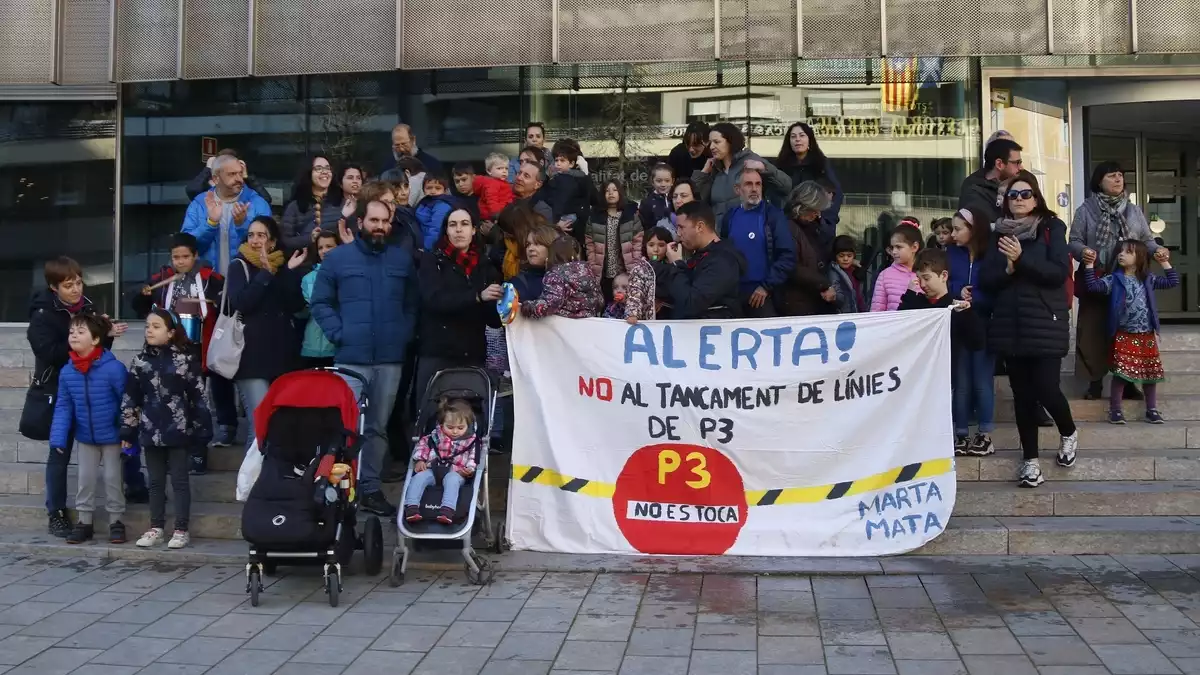 Pla general de la protesta de famílies de l'escola Marta Mata de Girona a les portes de l'edifici de la Generalitat el 21 de febrer del 2020.