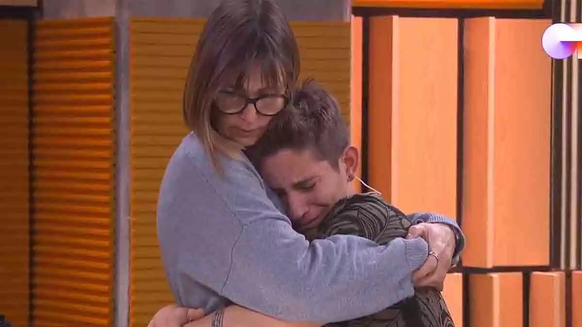 Noemí Galera abraçant Nick durant la segona setmana d''Operación Triunfo', gener del 2020