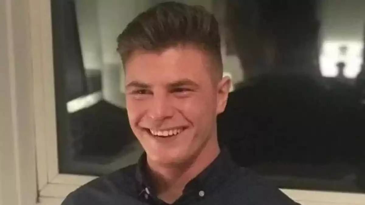 Sam Collings, jove de 19 anys mort per al·lèrgia al marisc al Regne Unit l'agost de 2019