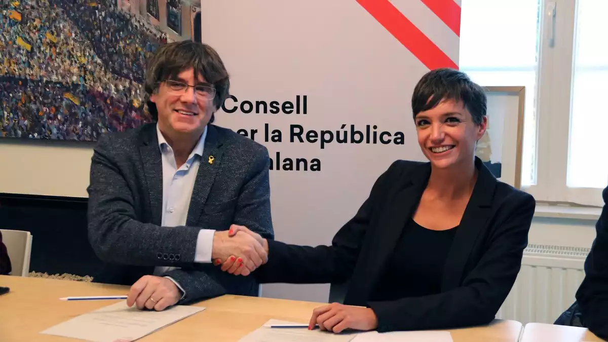 La presidenta de la delegació del Consell per la República a la Catalunya Nord, Sílvia Taurinyà, amb el MHP Carles Puigdemont