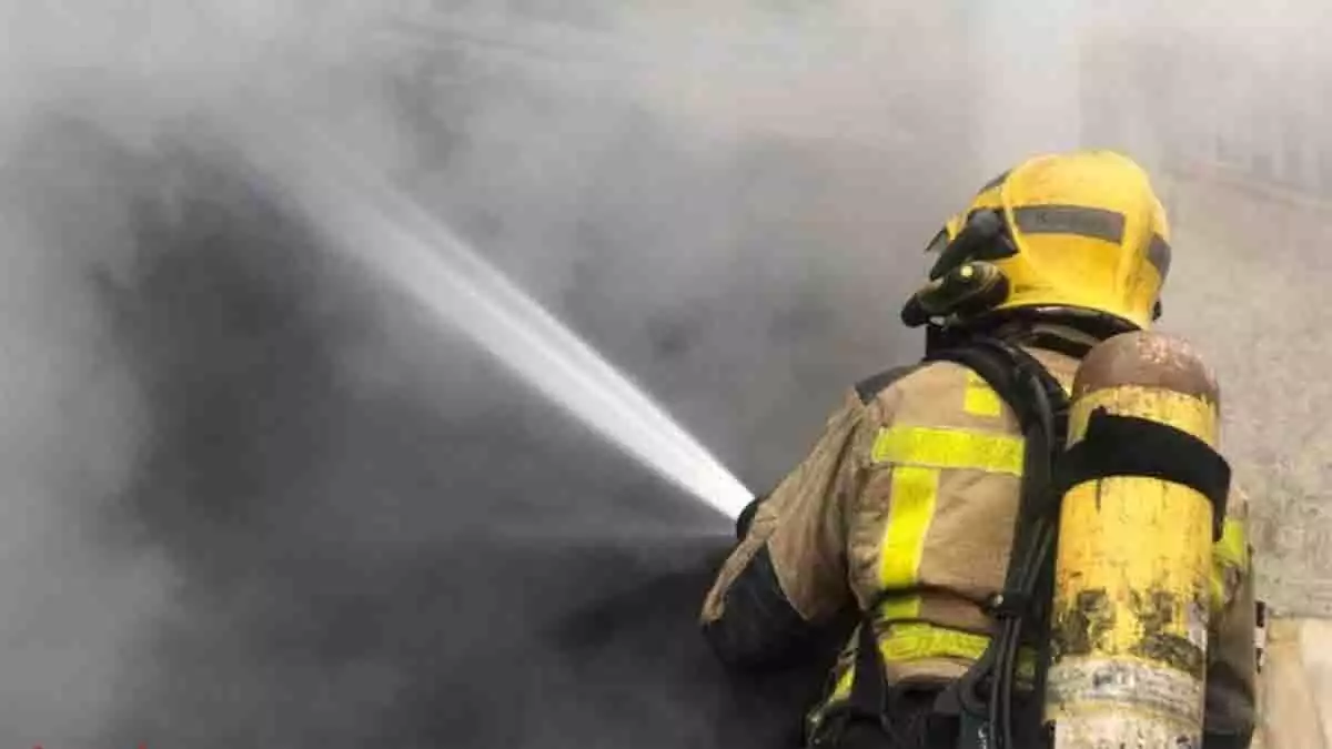 Bombers treballant en l'extinció de l'incendi en una casa de Rubí, el 12 de febrer del 2020