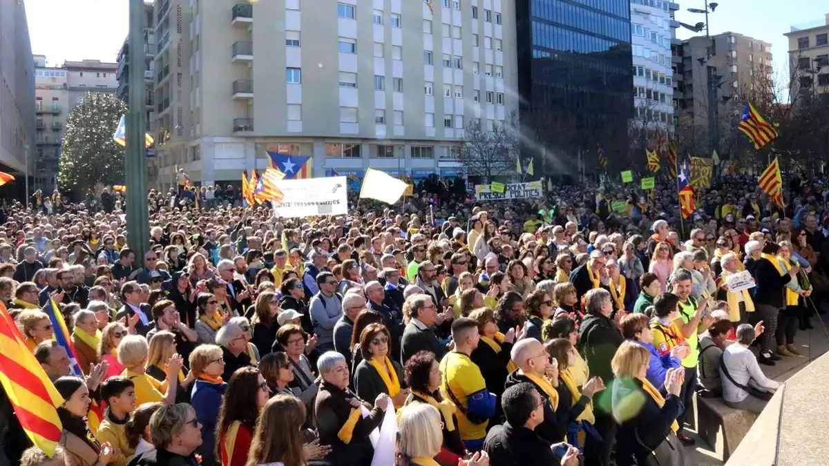 Manifestació independentista a la plaça de l'1 d'octubre de Girona el 28 de gener de 2018.