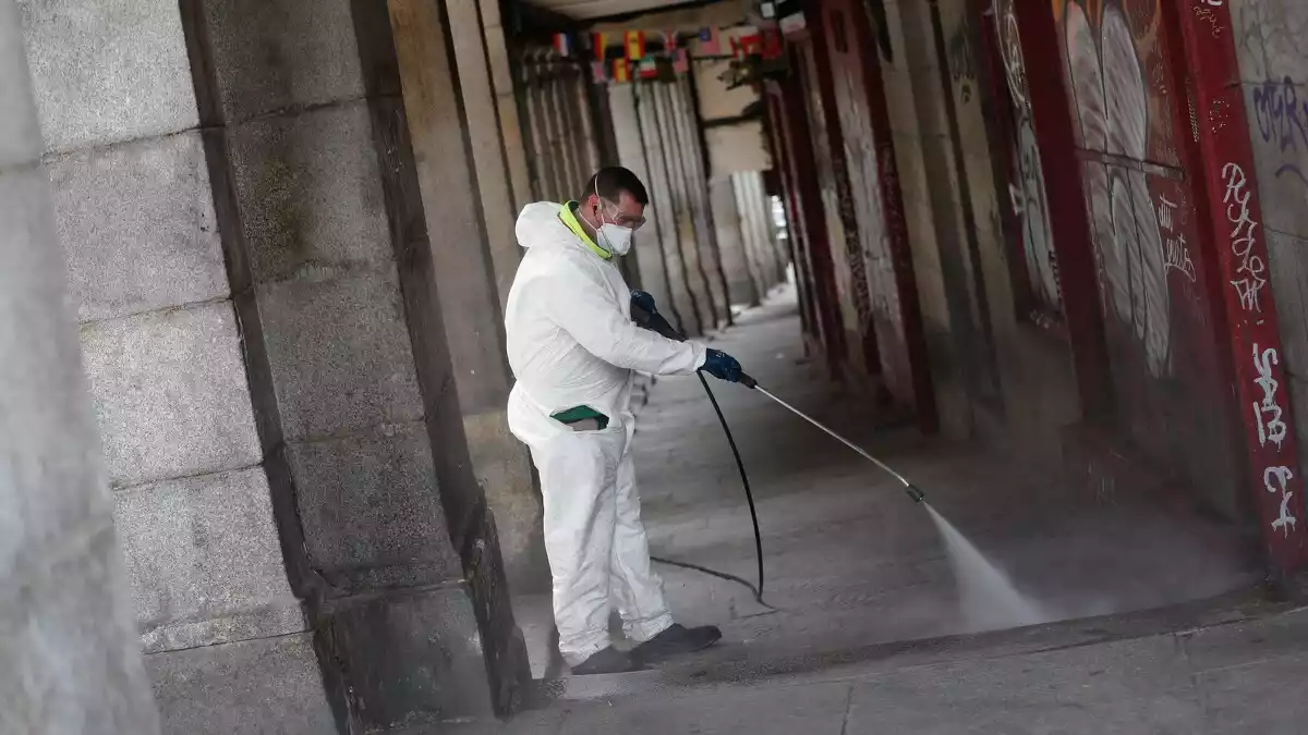 Un home desinfecta els carrers de Madrid pel coronavirus