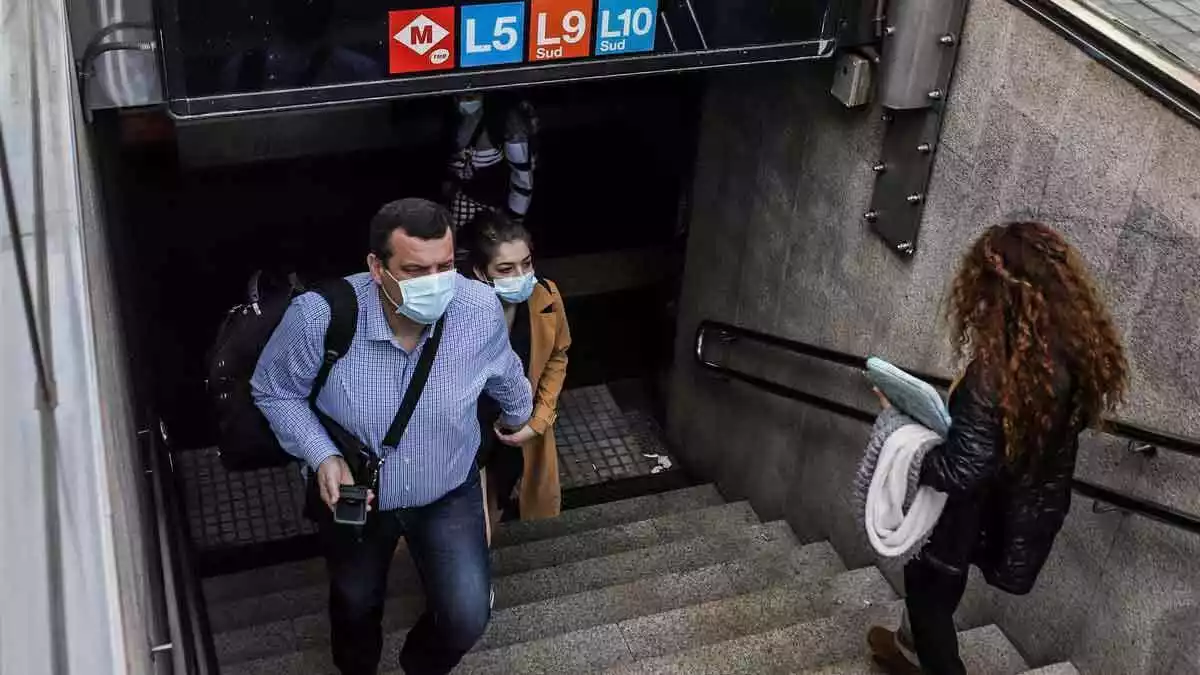 Persones amb mascareta sortit del metro de Barcelona