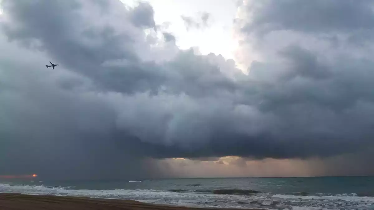 Imatge d'una tempesta a sobre del mar a Gavà
