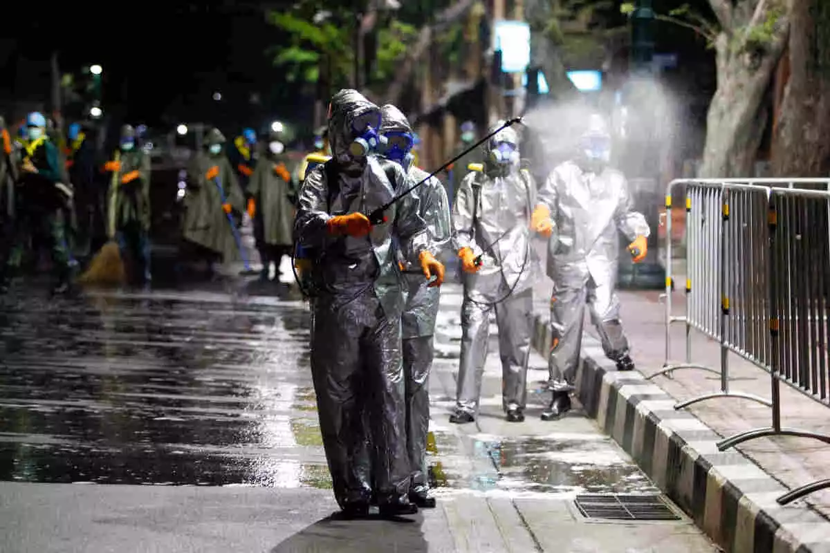 Soldats a Tailàndia desinfectant els carrers pel coronavirus el 19 de març del 2020