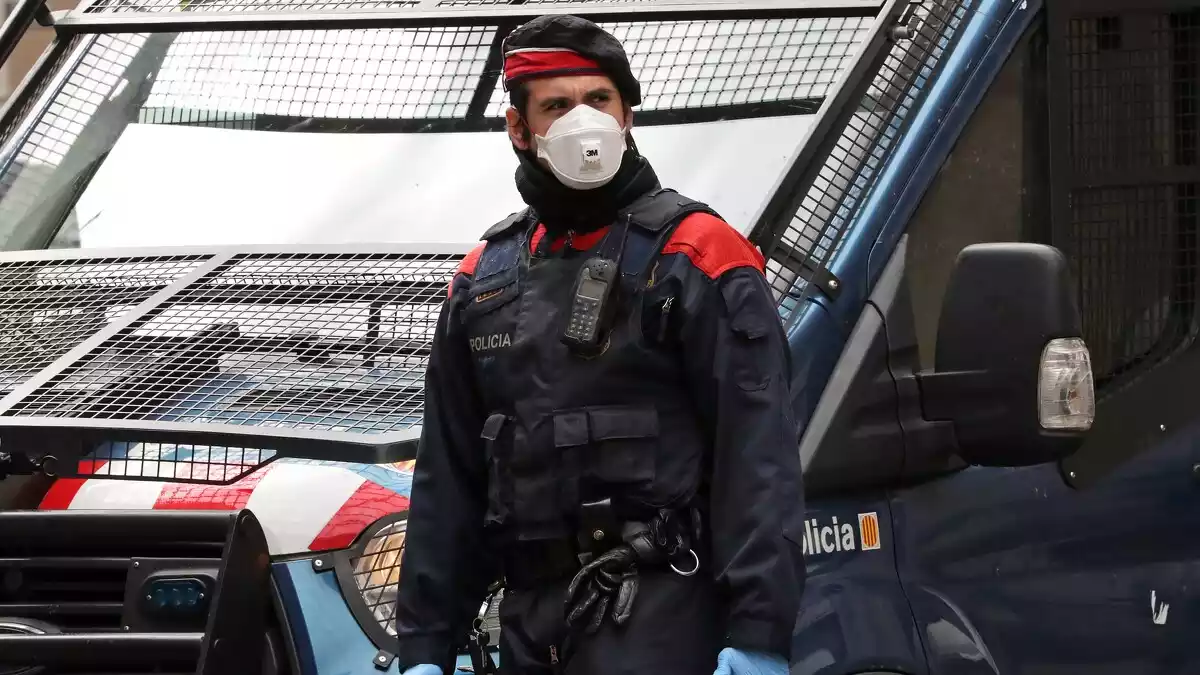 Un Mosso d'Esquadra en un control a Barcelona el 24 de març de 2020