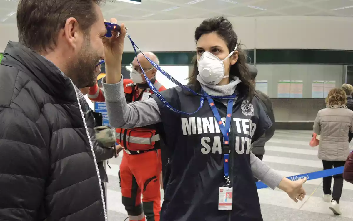 Control de temperatura pel coronavirus a l'aeroport de Milà l'1 de març