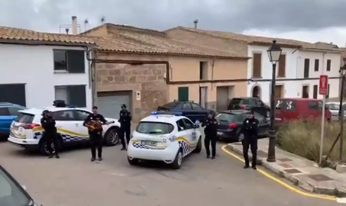 La Policia Local d'Algaida durant una de les seves actuacions.