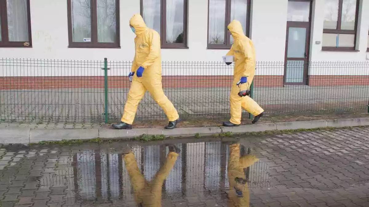 Dos membres del servei de rescat polonès amb roba de protecció arribant a la frontera polonesa-alemanya