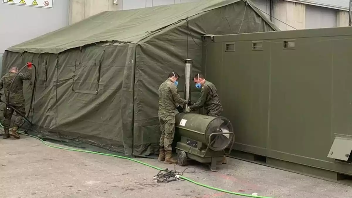 Militars instal·lant dutxes i vestidors a l'hospital d'IFEMA el 23 de març