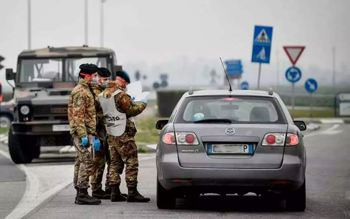 Militars vigilant que ningú surti de la zona de quarantena a Itàlia