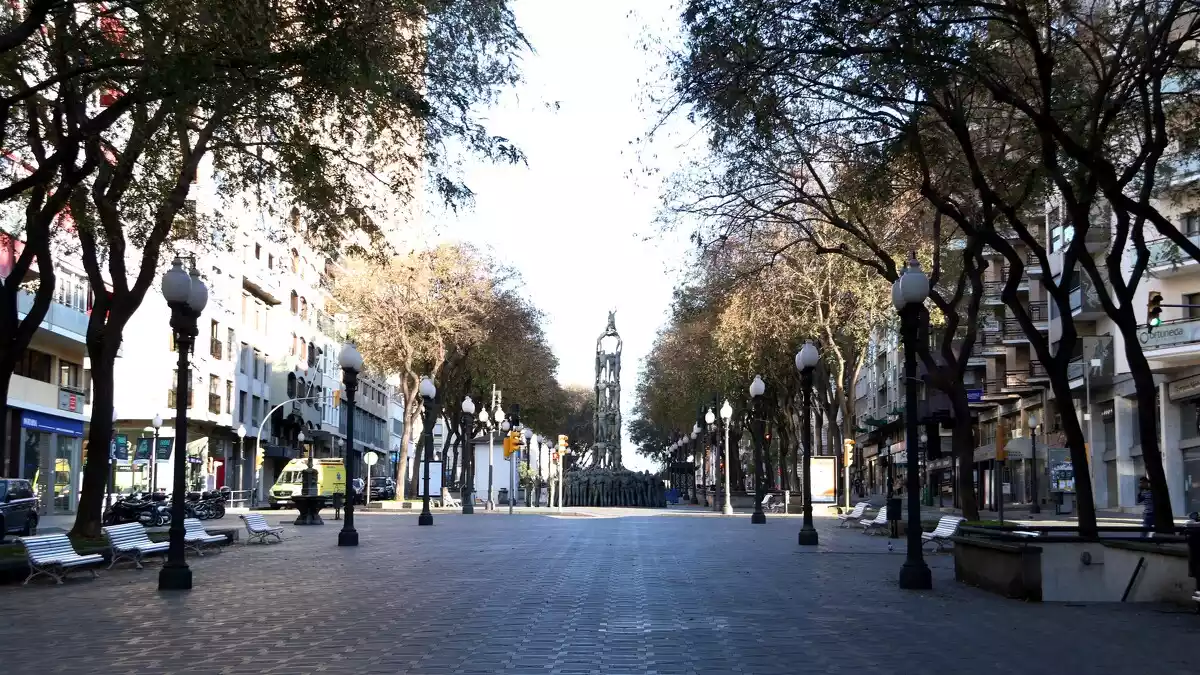 Imatge de la Rambla de Tarragona, buida, el 15 de març de 2020