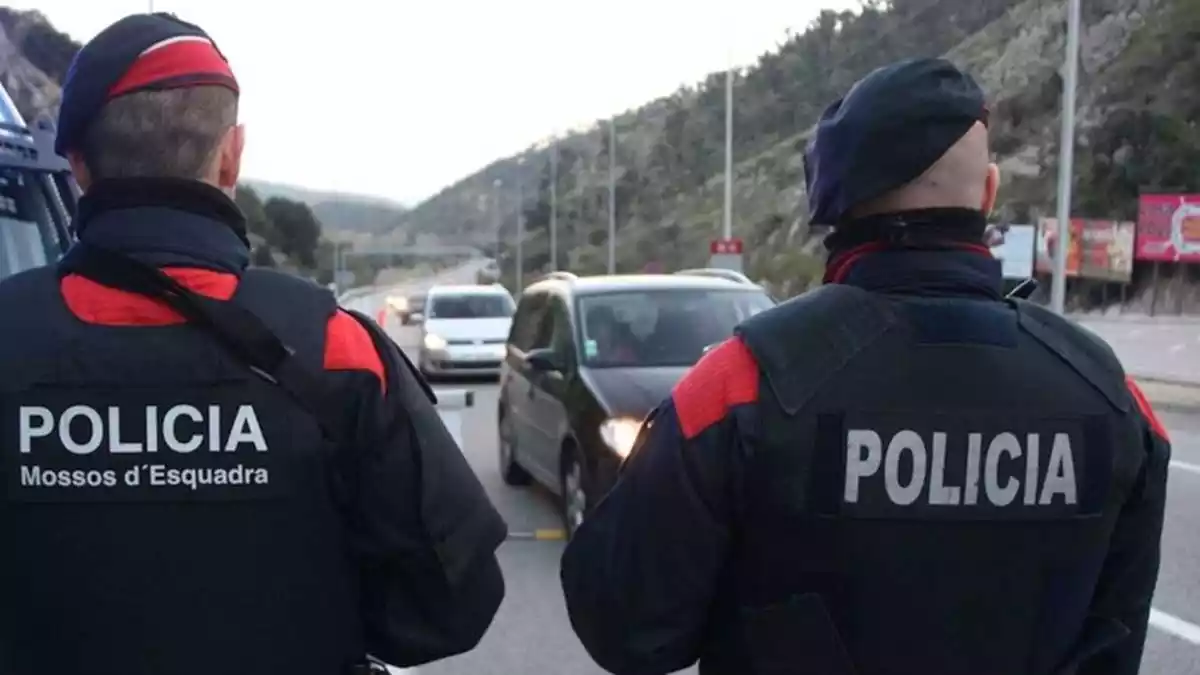 Un control policial per part de dos agents dels Mossos d'Esquadra.