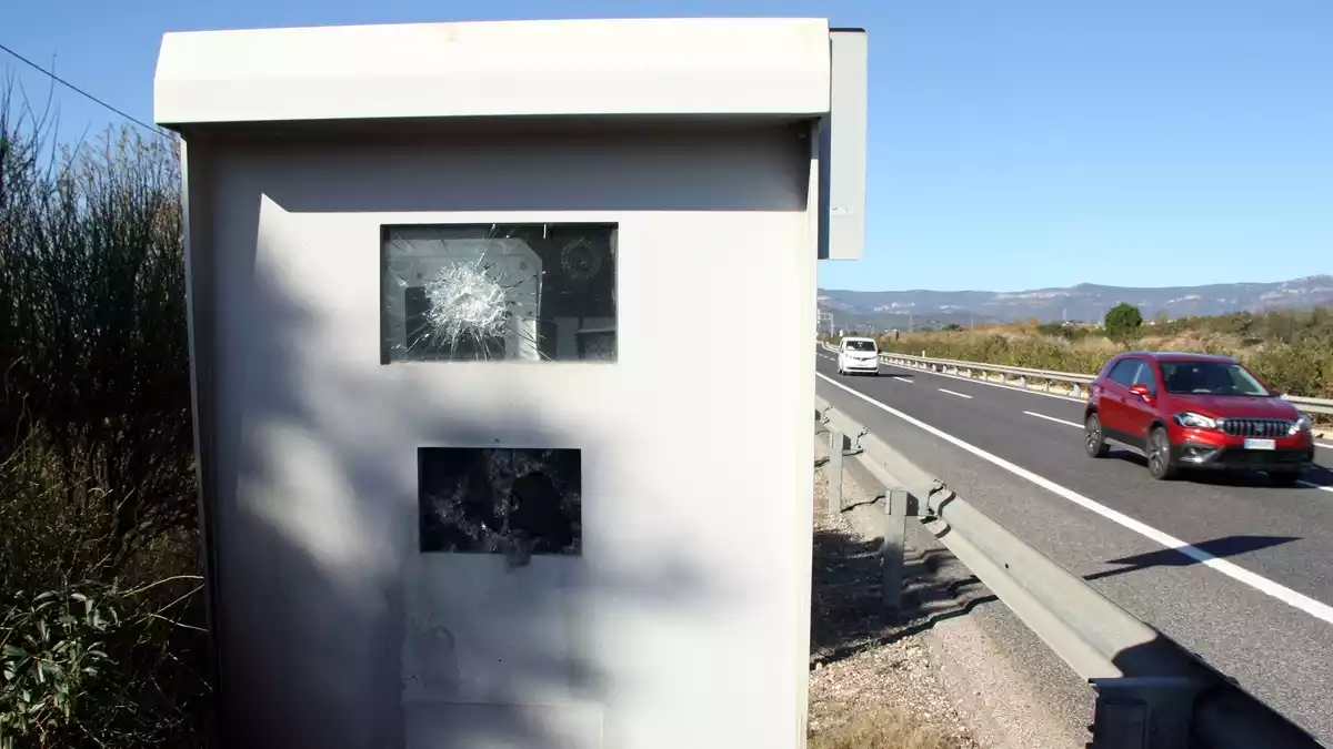 Primer pla d'un radar cremat i amb els vidres trencats a la T-11, a Reus, el 19 de novembre del 2019.