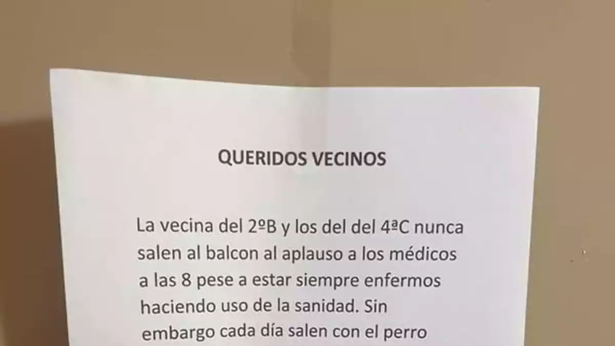 La nota penjada en un bloc de pisos d'Oviedo el 26 de març de 2020.