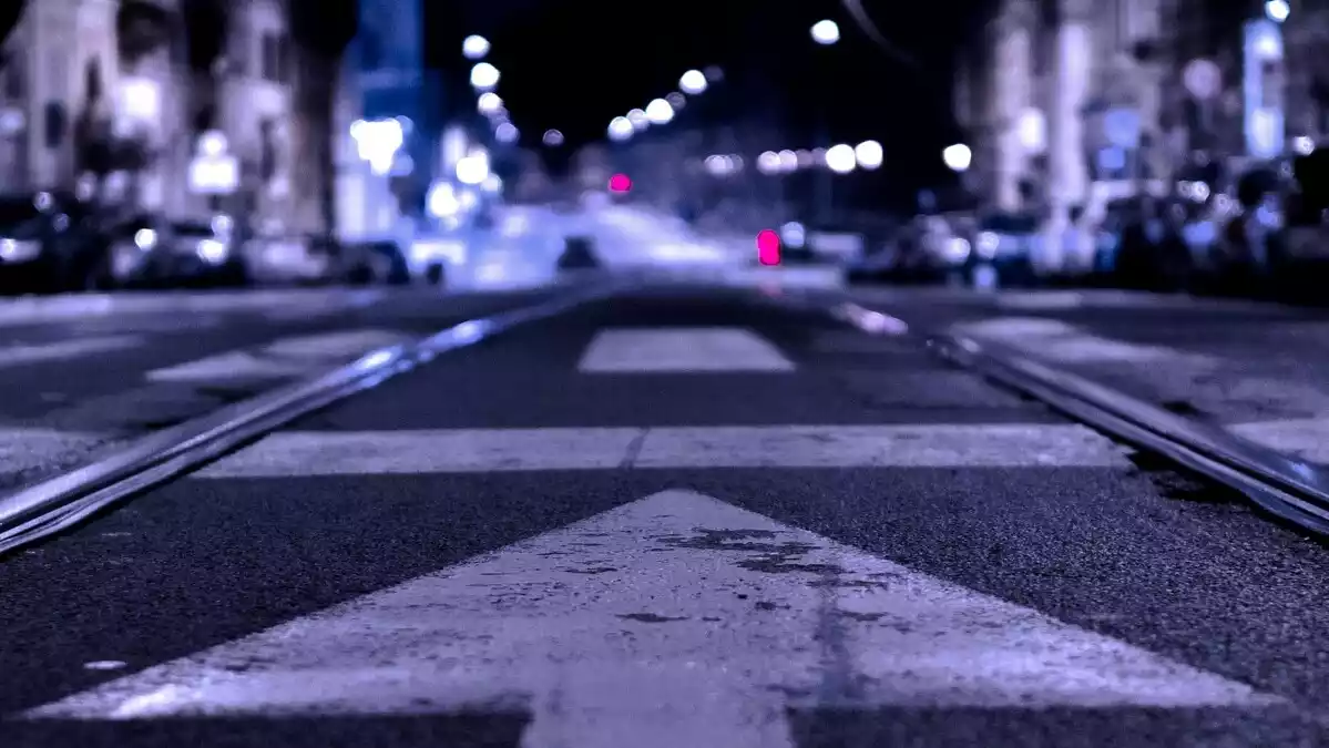 Imatge de la senyalització d'una fletxa de carril en un carrer
