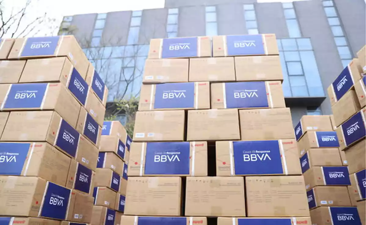 Caixes de cartró amb el logo de BBVA corresponents als respiradors donats a hospitals l'11 d'abril de 2020