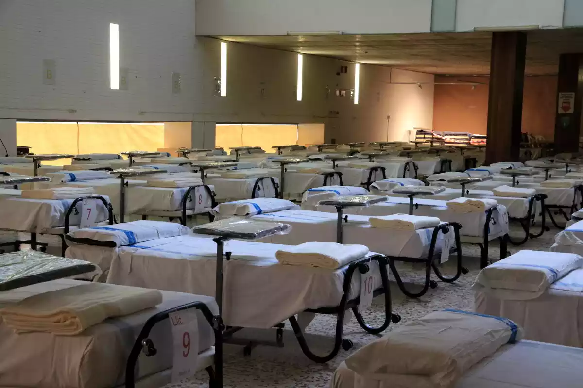 Rengleres de llits al vestíbul de l'Hospital de Bellvitge el 2 d'abril de 2020