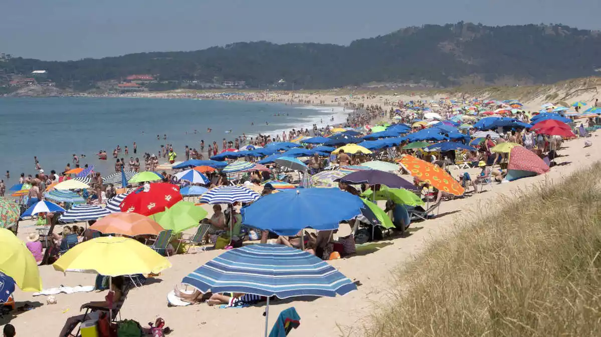 Imatge de la platja de Sanxenxo, a Pontevedra, plena de gent