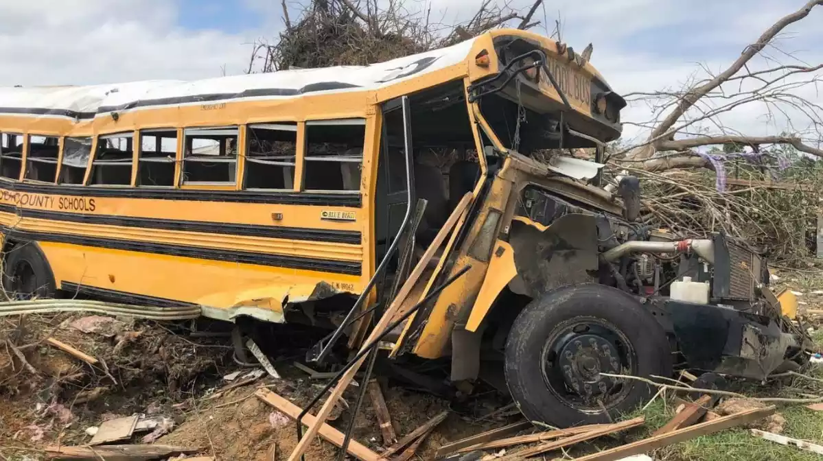 Imatge d'un autobús escolar destruït per tornados als Estats Units
