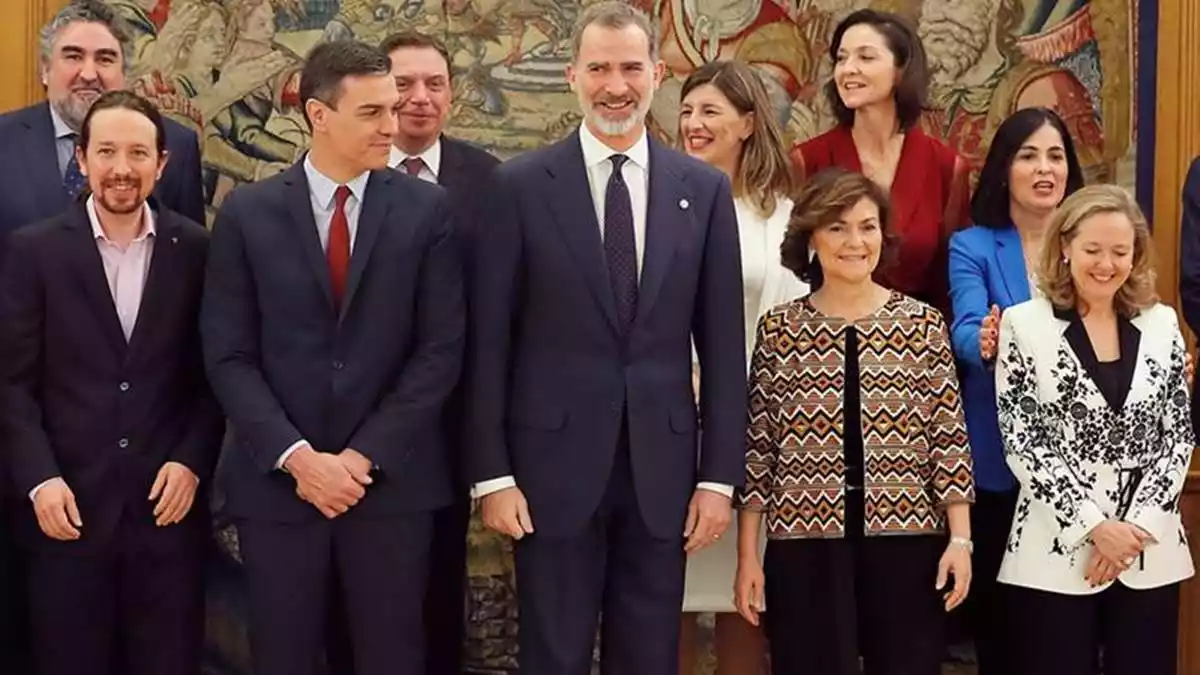 El rei Felip VI, el president del govern espanyol Pedro Sánchez i els vicepresidents Calvo, Calviño i Iglesias.