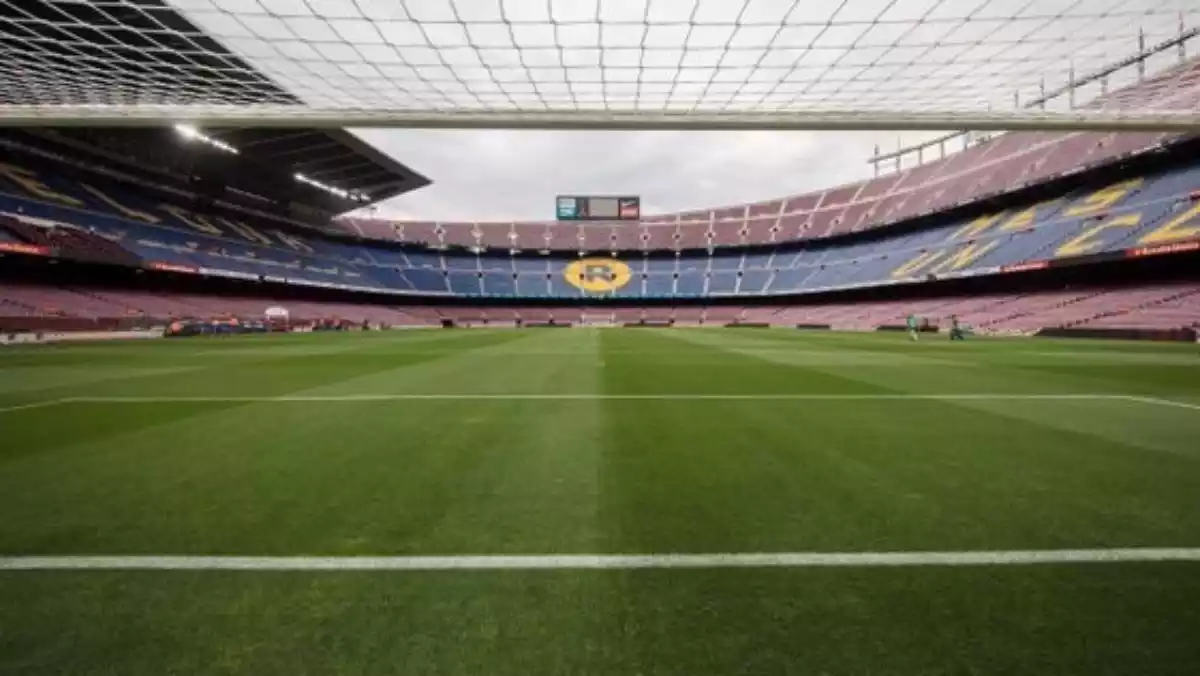 El Camp Nou totalment buit vist des d'una de les porteries