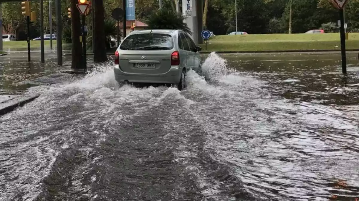 Imatge d'un cotxe inundat