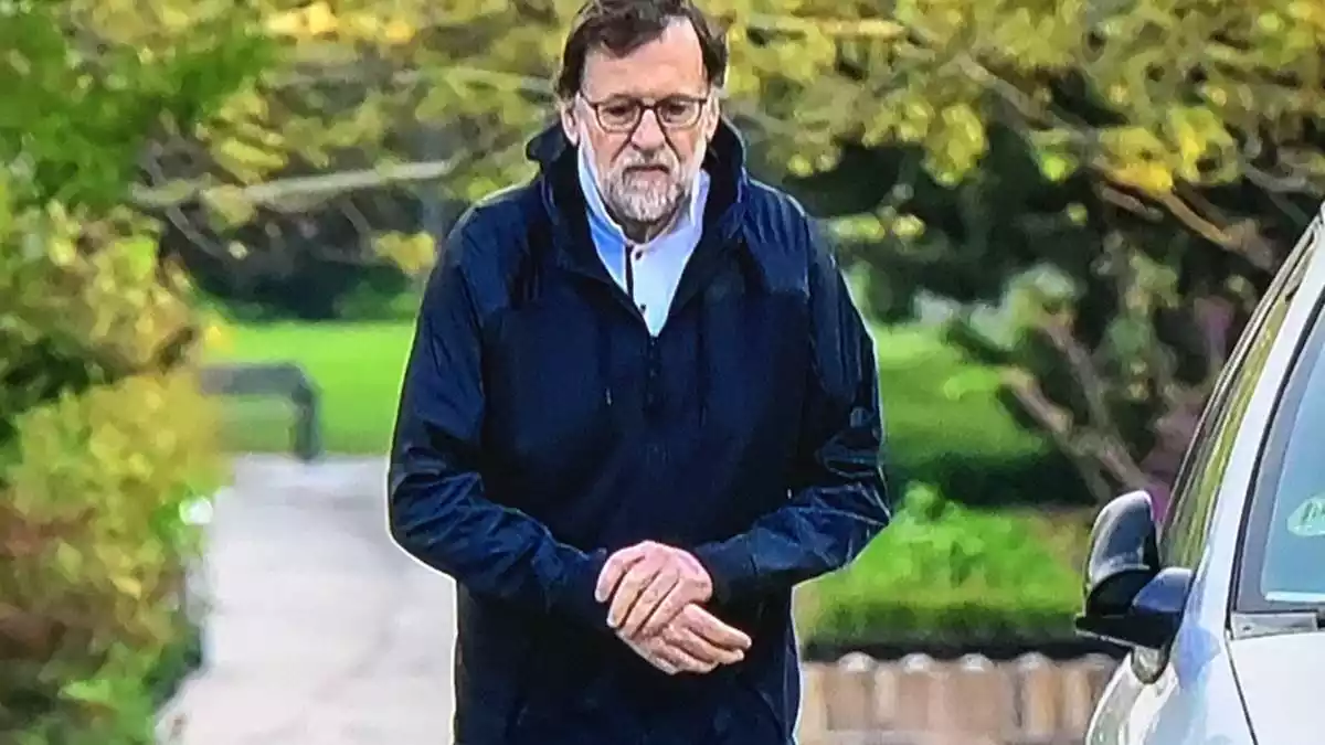 Mariano Rajoy caminant pel carrer durant el confinament en unes imatges publicades el 14 d'abril de 2020.