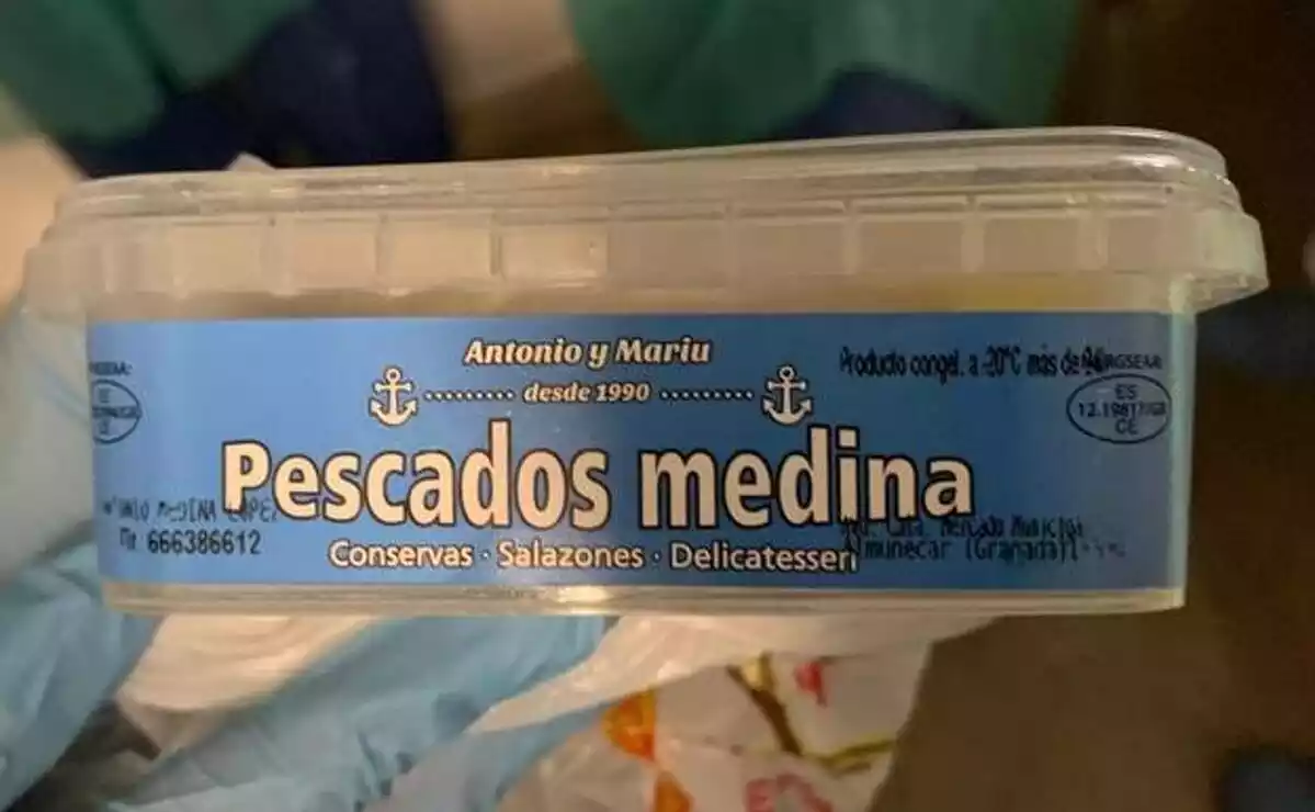 Una llauna de plàstic de seitons en vinagre de la marca 'Pescados Medina'
