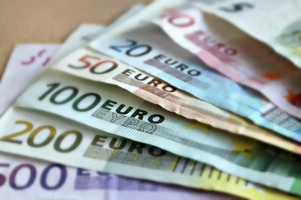 Diversos bitllets de 5, 10, 20, 50, 100, 200 i 500 euros