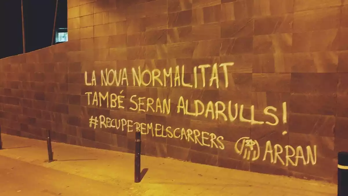 Imatge d'una pintada del col·lectiu Arran després dels aldarulls al barri de Gràcia de Barcelona