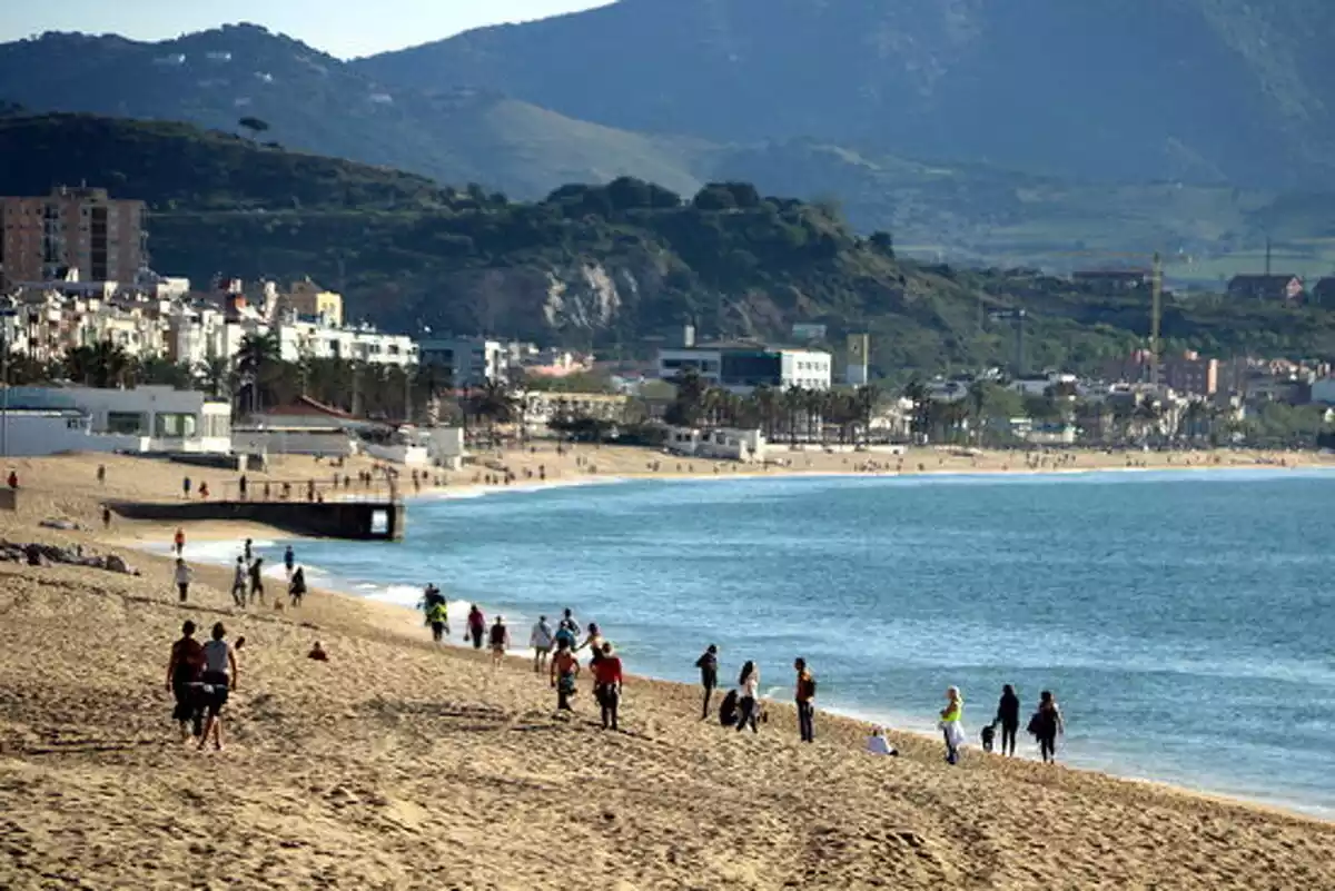 Una platja de Badalona plena de gent aquest dissabte, 2 de maig