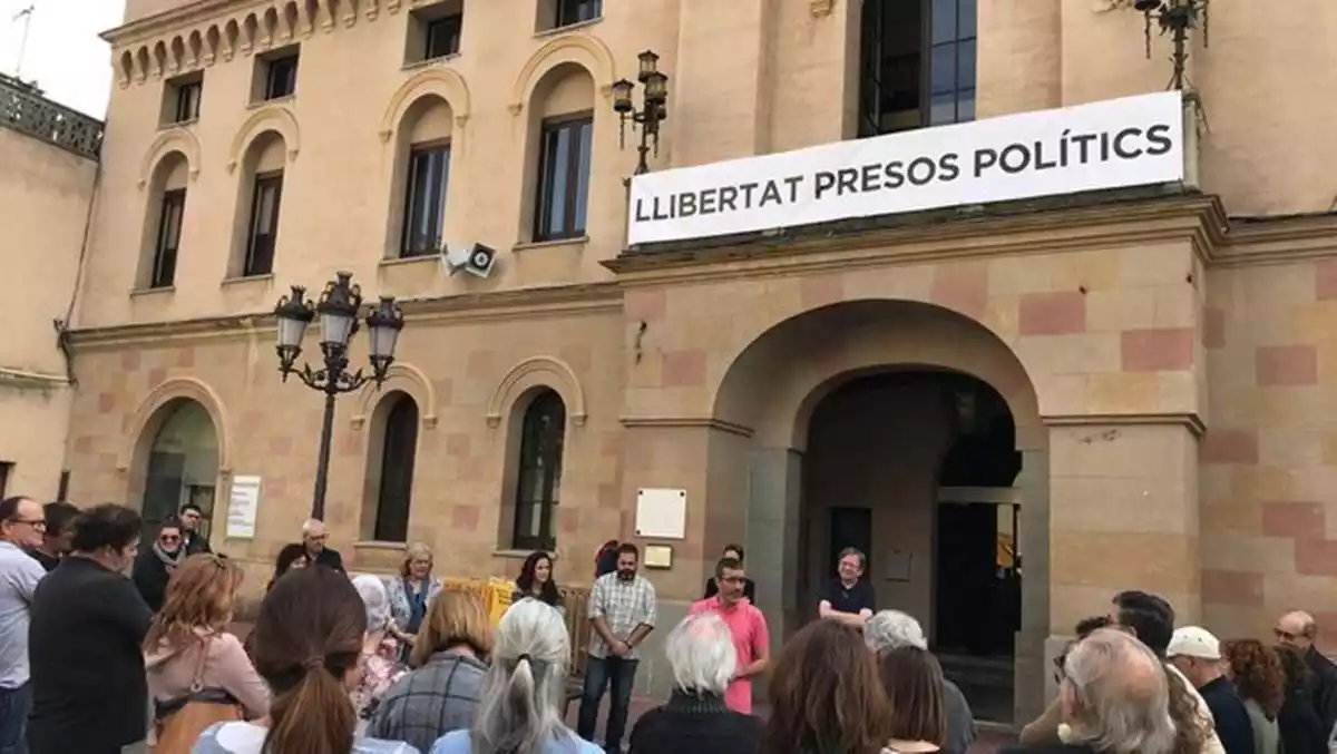 Pancarta de 'Llibertat presos polítics' a l'Ajuntament de Vilassar de Dalt.