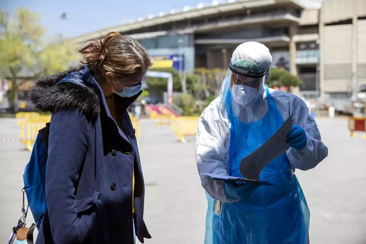 Un dels voluntaris que ha participat a la recollida de mostres al Camp Nou en l'estudi de Mitjà i Clotet, 17/05/2020