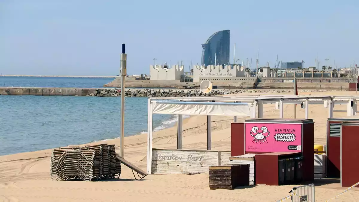 Una guingueta tancada a la platja del Bogatell de Barcelona, el 7 de maig del 2020