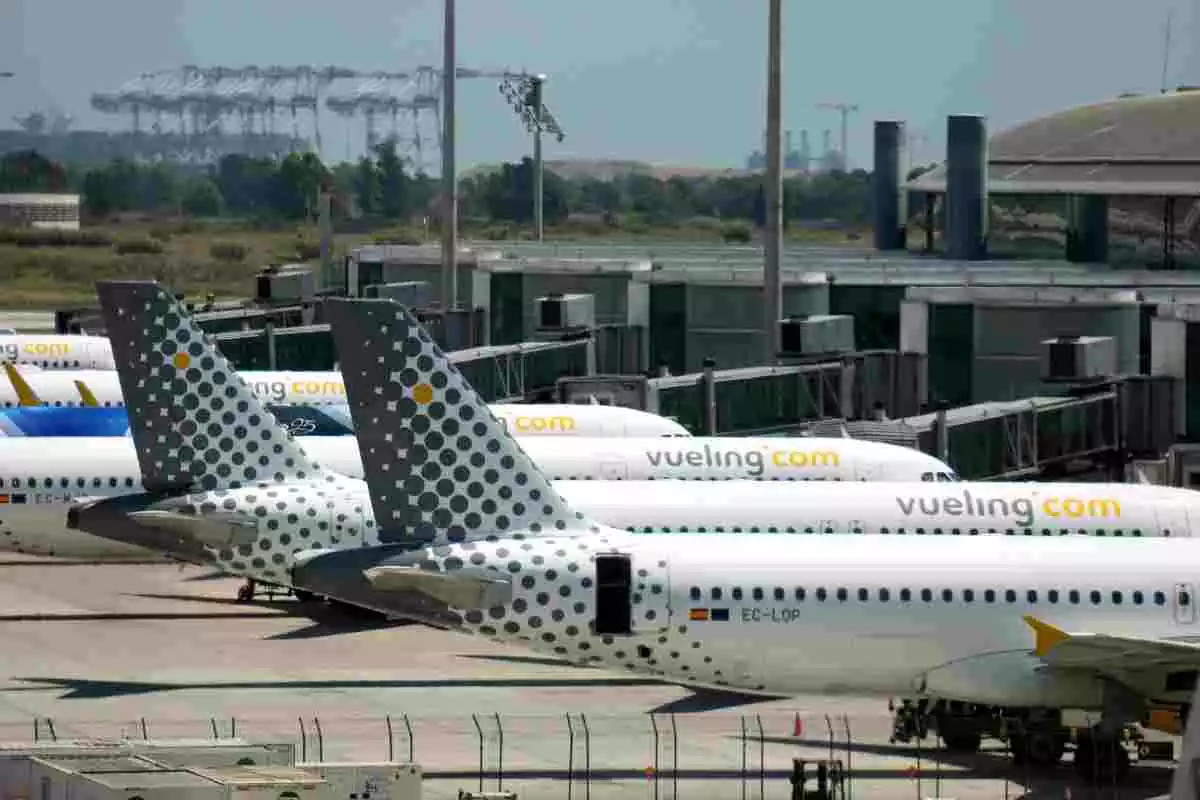 Diversos avions de Vueling estacionats a la terminal 1 de l'Aeroport de Barcelona-El Prat.