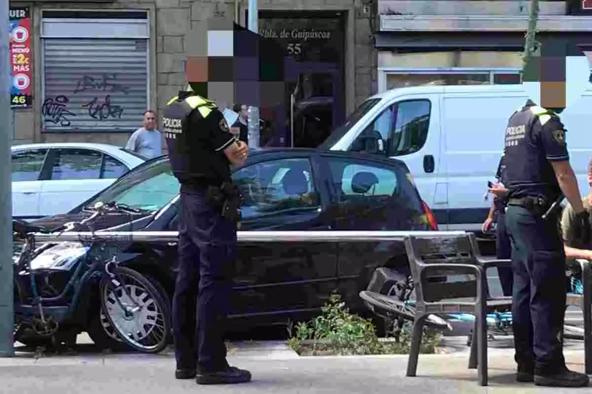 Imatge del vehicle accidentat al barri de Sant Martí de Provençals de Barcelona