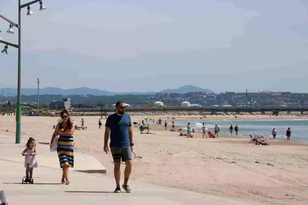 Família caminant al costat del mar pel passeig de Vila-Seca