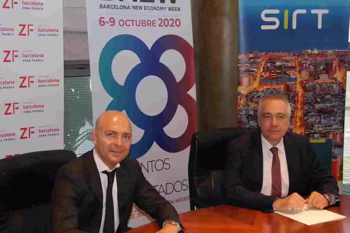 David Garriga, CEO i fundador de SIRT, juntament a Pere Navarro, delegat especial de l’Estat en el CZFB i president de BNEW, durant l’acte protocolari de la firma de l’acord.