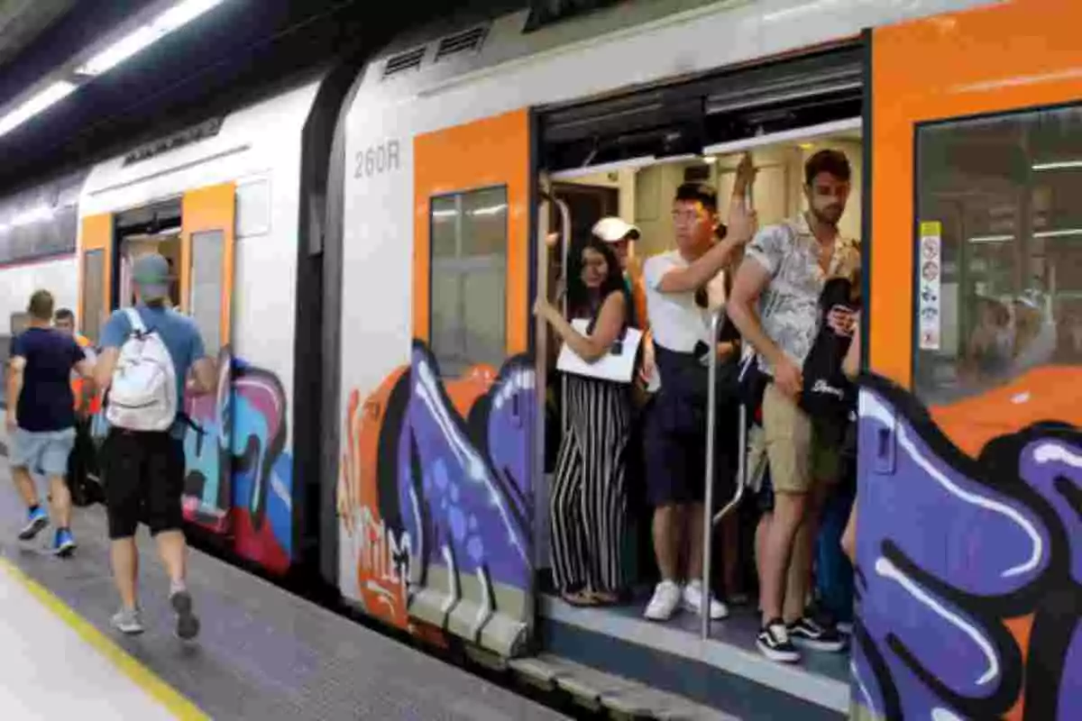 Passatgers en un tren de Rodalies de Catalunya a punt de sortir