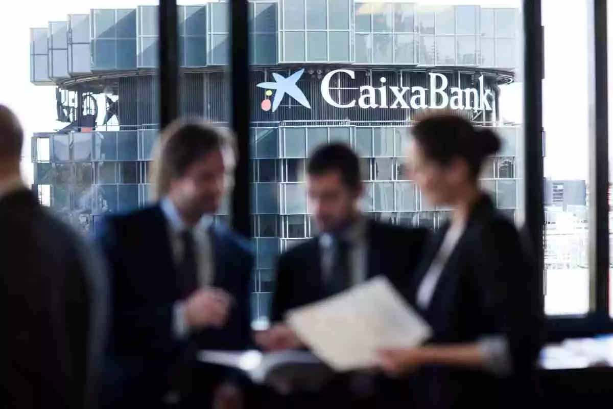 Imatge del centre corporatiu de CaixaBank, amb el logotip de l'entitat al fons