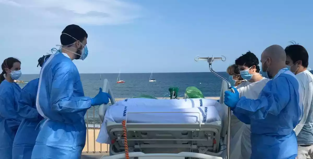 Personal sanitari de l'Hospital del Mar de Barcelona acompanyen un pacient en una de les sortides terapèutiques