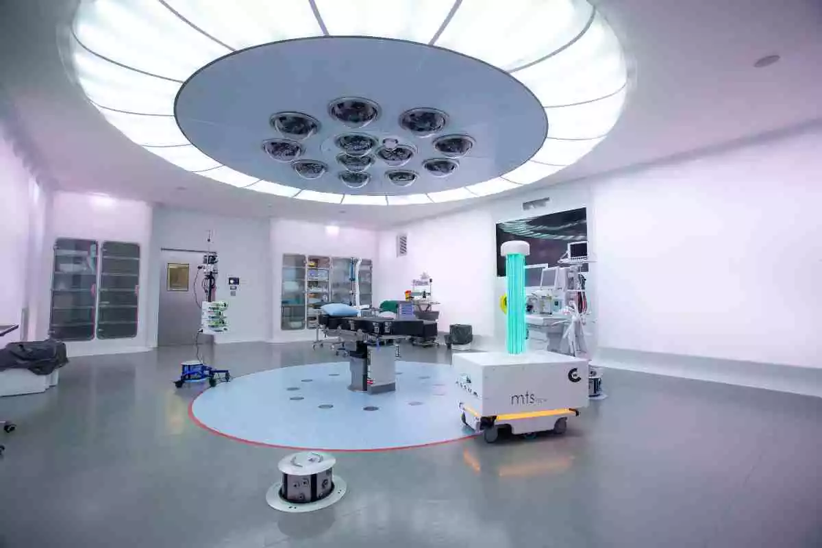 Pla general del robot de l'Hospital Clínic de Barcelona en un procés de desinfecció