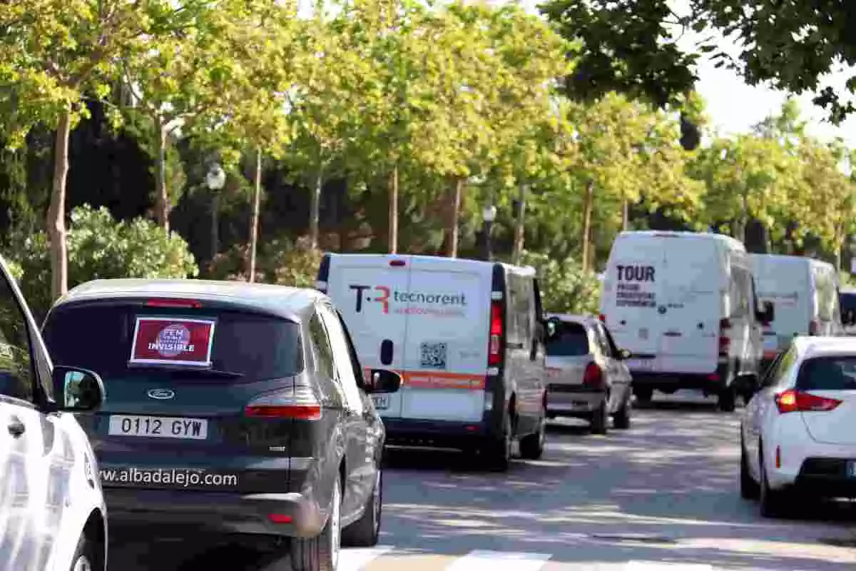 Inici de la marxa lenta de vehicles des del Palau Sant Jordi per reclamar mesures per a la indústria de l'espectacle per fer front a l'aturada per la Covid-19