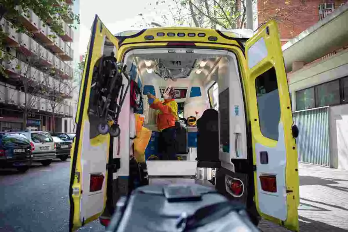 Una tècnic del Sistema d'Emergències Mèdiques (SEM) de la Generalitat de Catalunya en una ambulància durant un servei