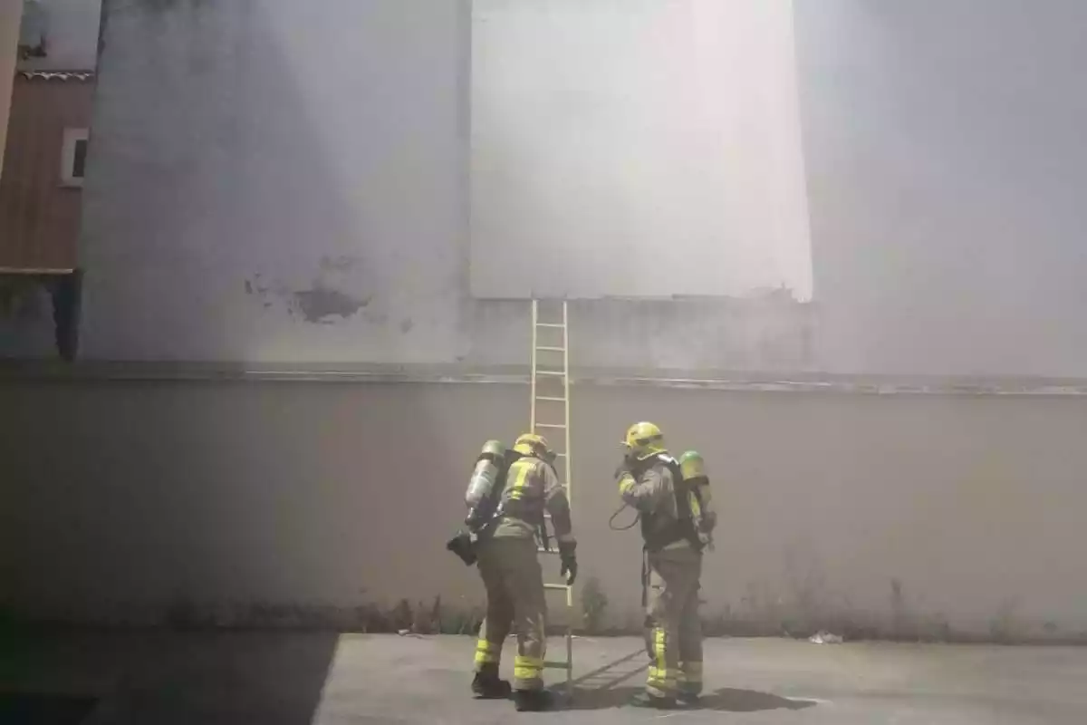 Imatge dels Bombers de la Generalitat treballant en l'incendi que s'ha produït en un habitatge de Sant Feliu de Guixols